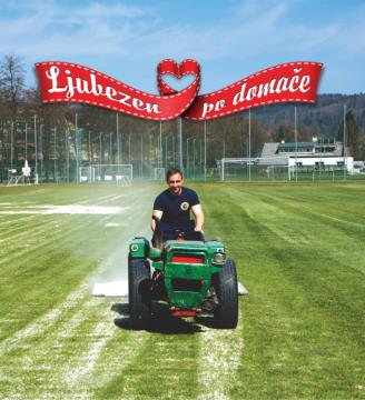 Tudi trenerji – na traktorju je Erik -  so poprijeli za delo, na klubskem facebook profilu pa so se iz njih tudi malce pošalili